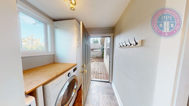 Building Photo - Adorable Canby Home, Cozy Gas Fireplace, Private Fenced Yard, Cat or Dog Friendly (2 max)