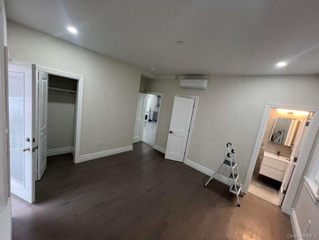 Building Photo - 61-14 Cloverdale Blvd