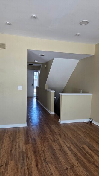 Building Photo - 653 Glasgow Ct