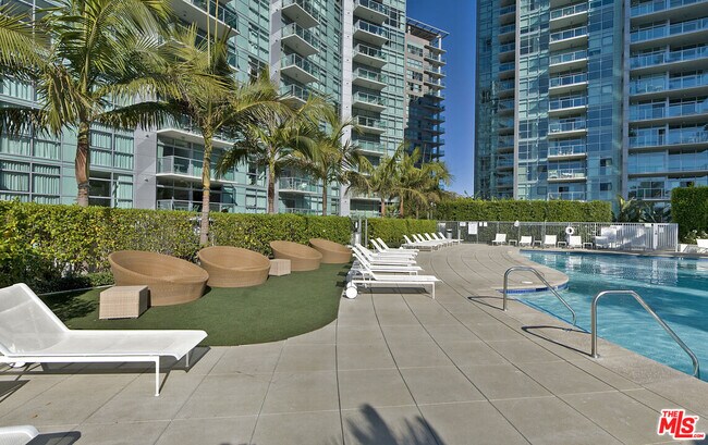Building Photo - 13700 Marina Pointe Dr
