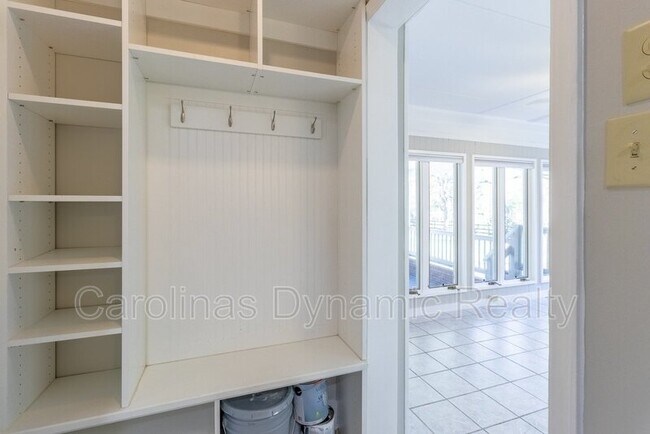 Building Photo - 6618 Castlegate Dr