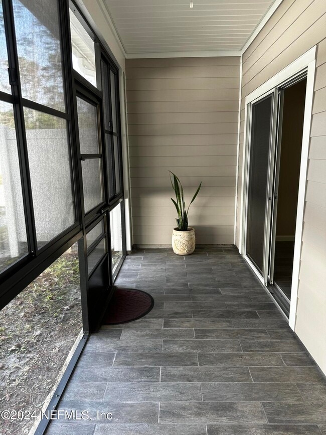 Building Photo - 7371 Palm Hills Dr