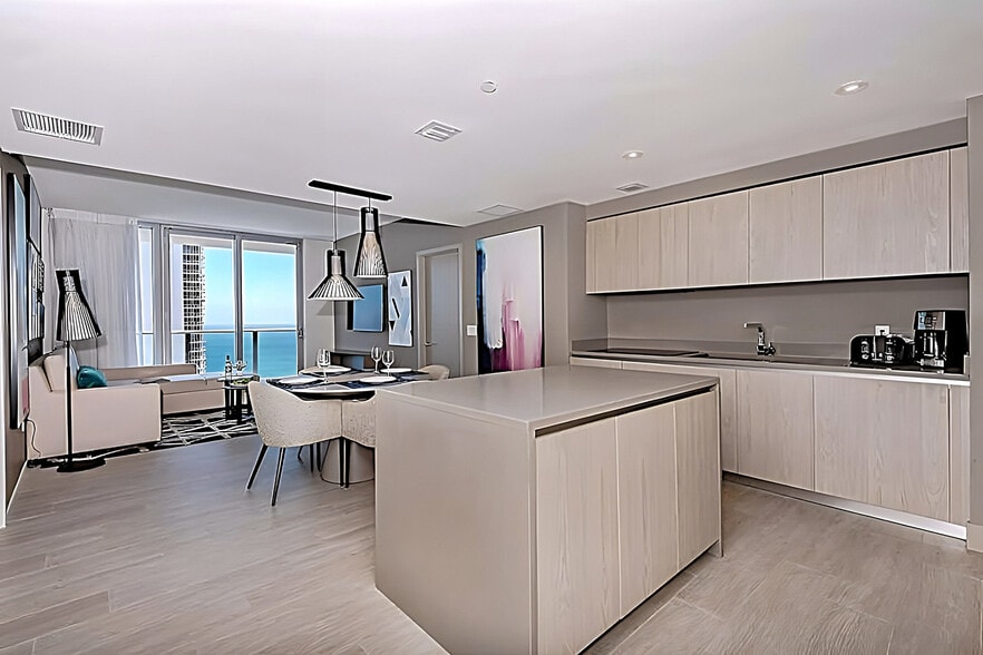 Building Photo - 4010 S Ocean Dr