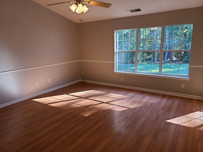 Building Photo - Conveniently located in a quiet cul-de-sac