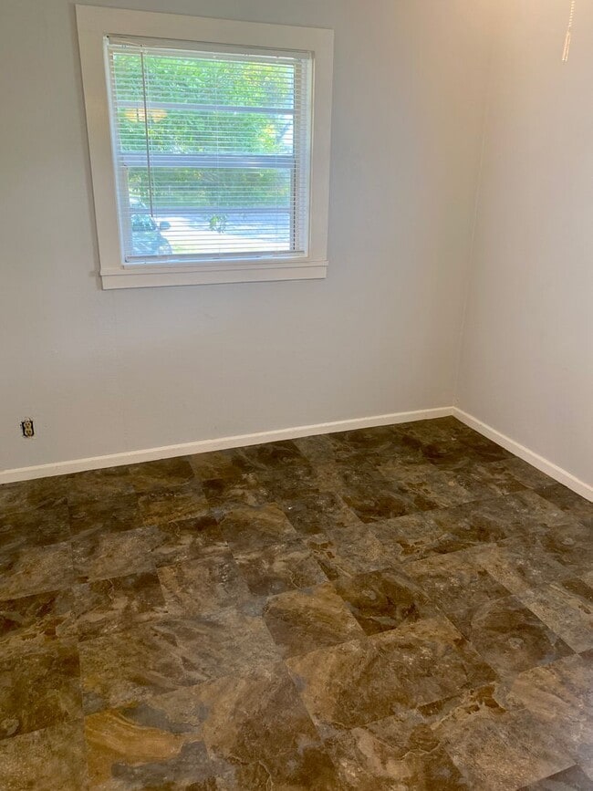 Building Photo - Amazing, Private 1/1 Located In Clearwater