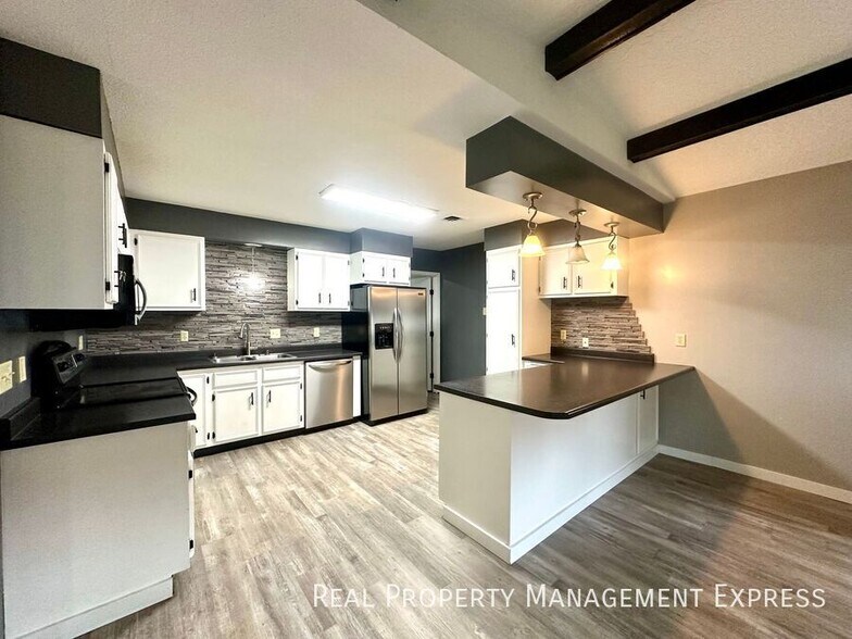 Building Photo - 5 Bedroom 4 Bath Home Blending Luxury and ...