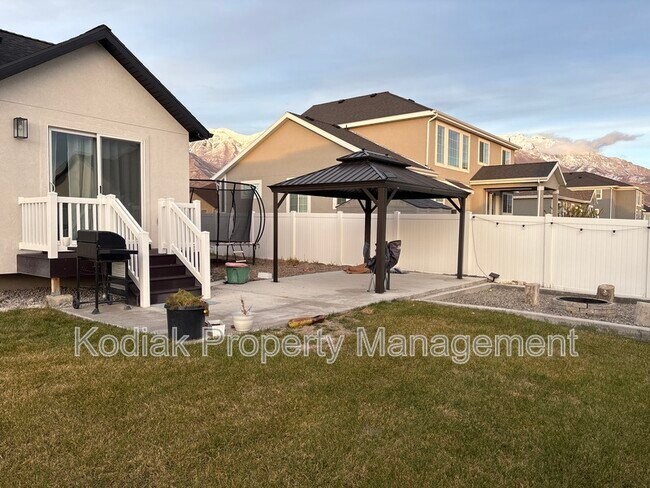 Building Photo - 1439 W Stable St