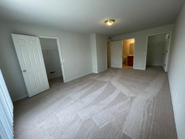 Building Photo - Shelby Twp 2-bedroom, 2-bath condo-style w...