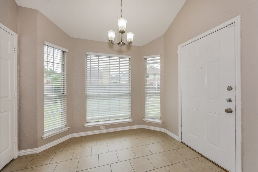 Building Photo - 2613 Clovermeadow Dr