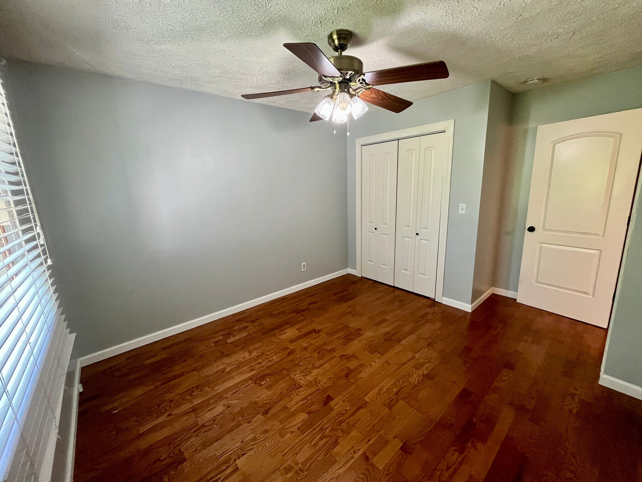Building Photo - 555 Royal Crest Dr