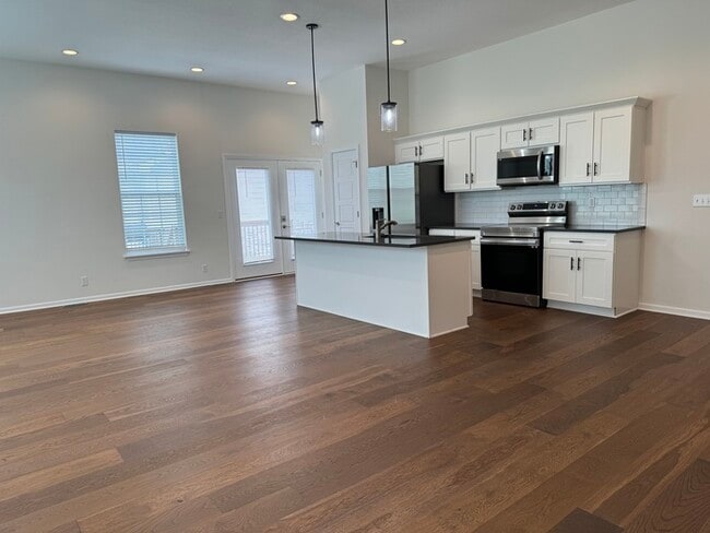 Building Photo - 4 bed 3 bath 2 car garage all maintenance ...