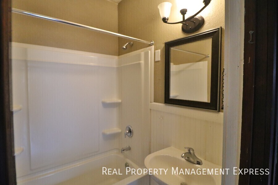 Building Photo - Beautiful 3 bedroom 2 bathroom home near d...
