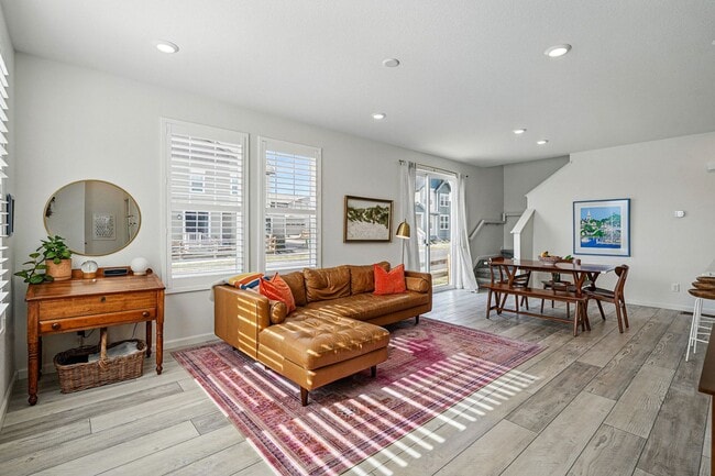Building Photo - Spacious 3BR/3BA Townhome-Available NOW!
