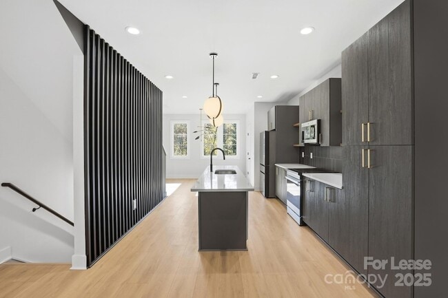 Building Photo - 1310 Carolyn Dr