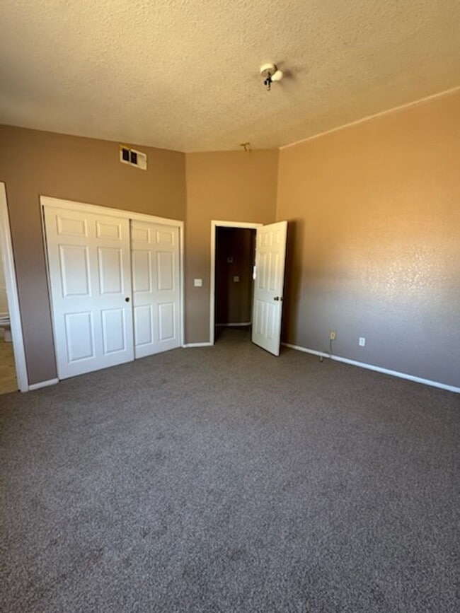Building Photo - Warm and Cozy