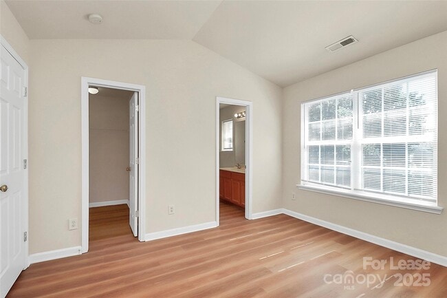 Building Photo - 915 Par One Ct