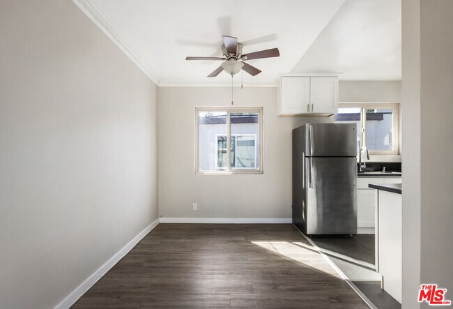 Building Photo - 925 N Curson Ave