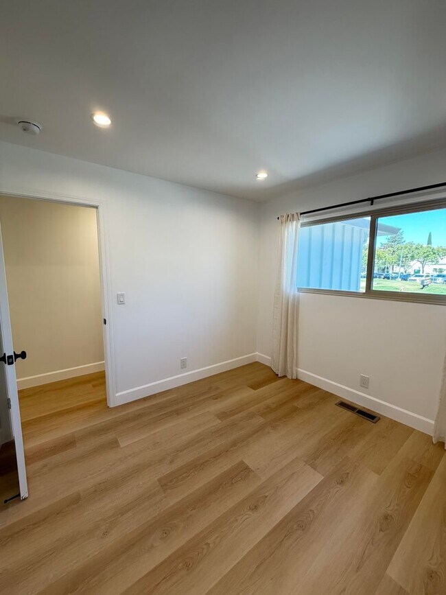 Building Photo - 9887 Broadmoor Dr