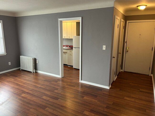 Building Photo - Upper level 1 Bedroom in W St Paul!! Move ...