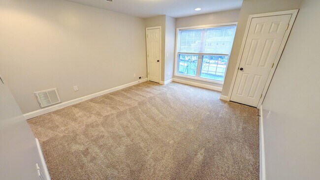 Building Photo - Turnabout Lane Duplex