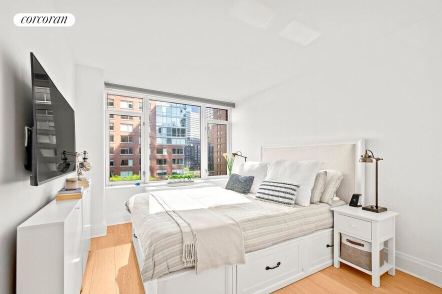 Building Photo - 210 Warren St