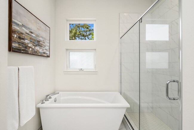 Building Photo - Fantastic Bellevue Townhouse with View...
