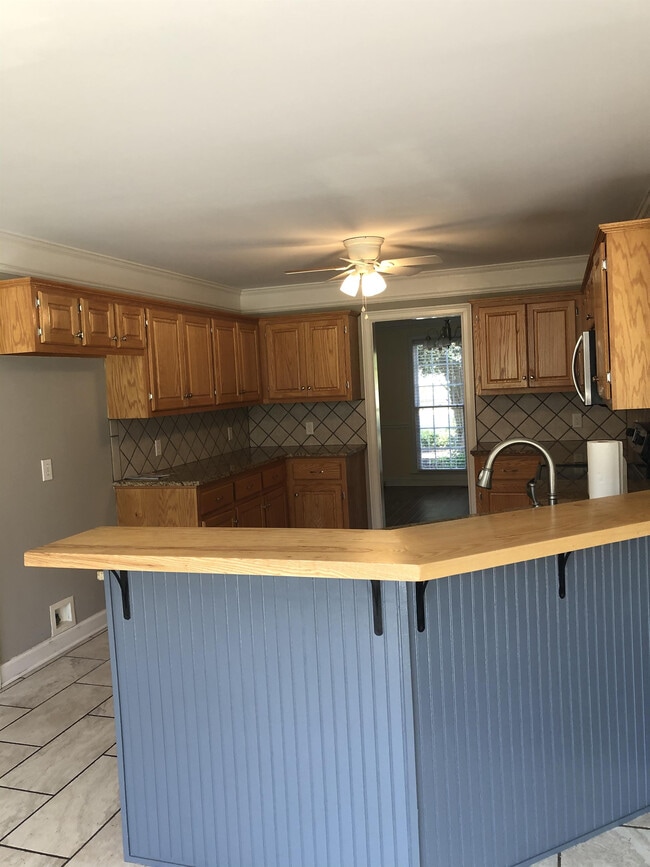 Building Photo - 1020 Joie Dr