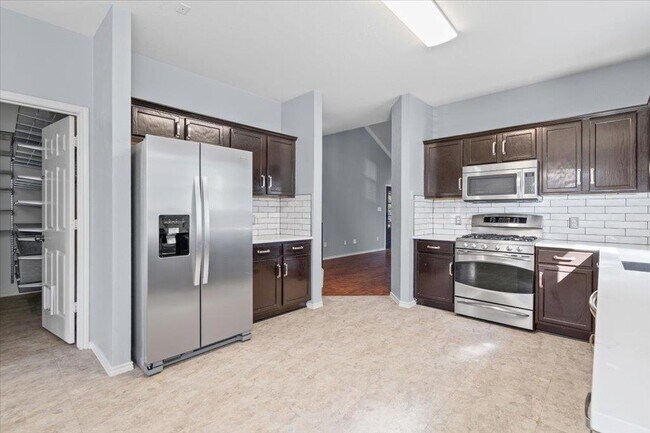 Building Photo - 633 Fairway