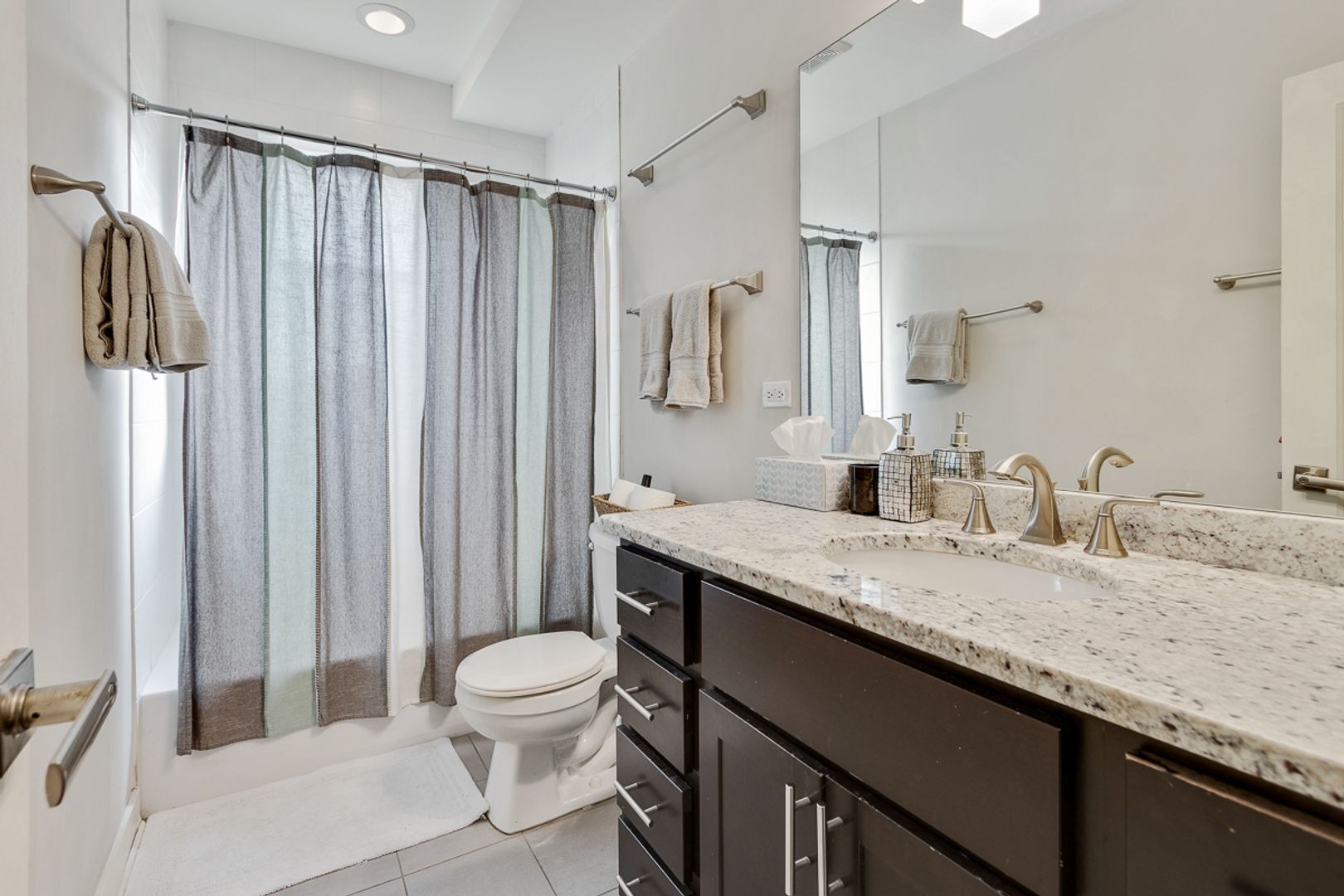 Building Photo - 2229 W Wilson Ave