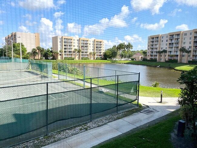 Building Photo - 2828 Tennis Club Dr