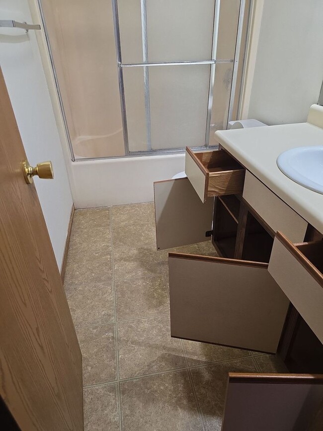 Building Photo - Great 3 Bed 2 Bath 2 Car Garage Split Level Duplex- Pets ok!