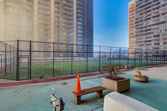 Building Photo - 6033 N Sheridan Rd