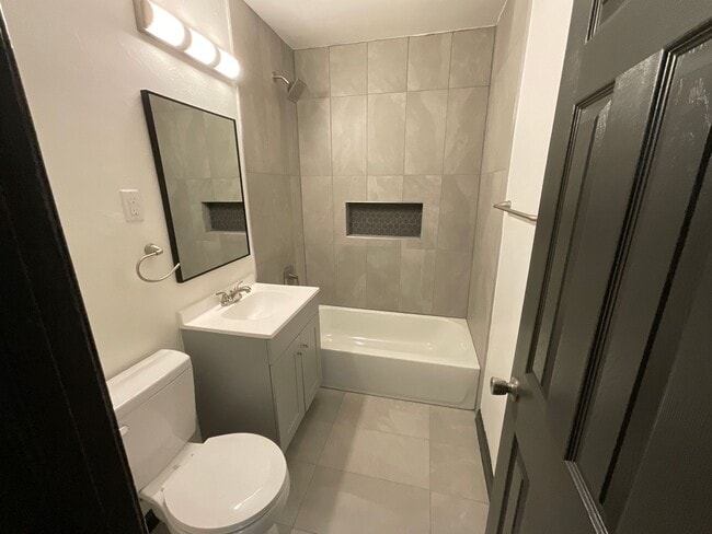 Building Photo - 2413 NE 27th St