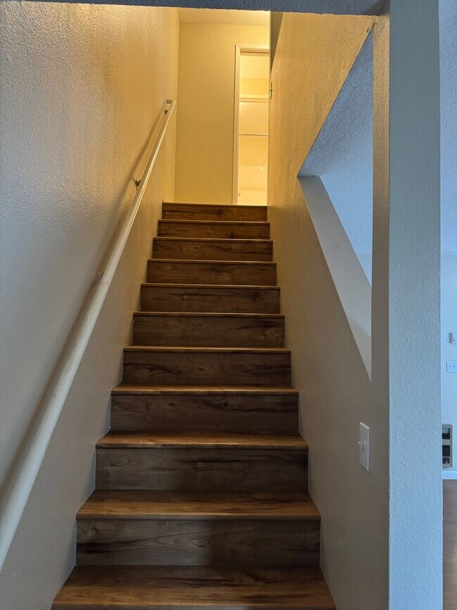 Building Photo - Spacious 2br/1.5ba 2-level Apt with washer/dryer included