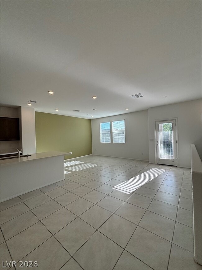 Building Photo - 5672 Sartorial St