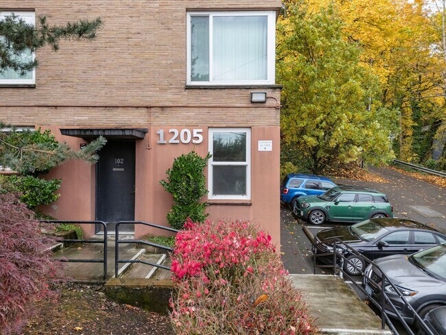 Building Photo - 1205 SW Cardinell Dr