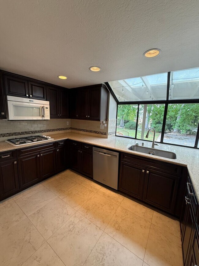 Building Photo - Charming 5 bed/3 bath in Carmel Valley