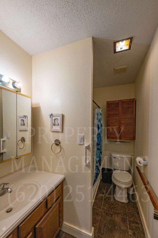 Building Photo - Charming 2-Bedroom Oasis in the Heart of Coffeyville