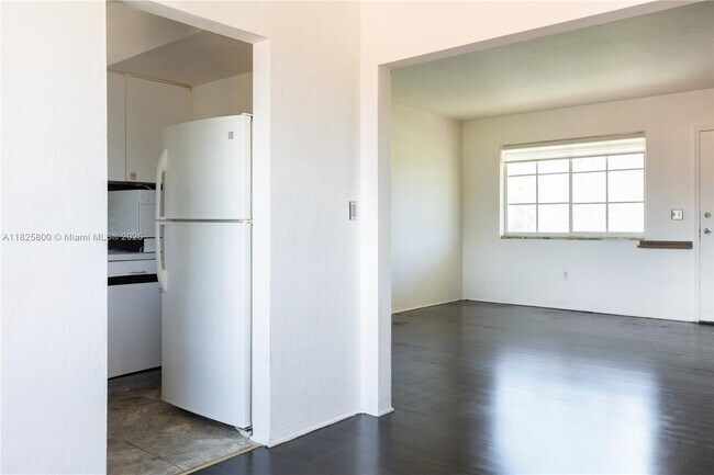 Building Photo - 2200 Calais Dr