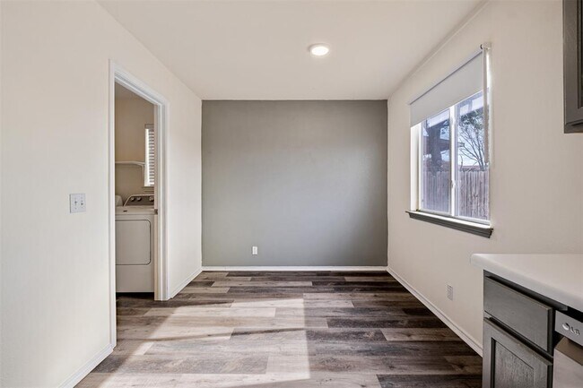 Building Photo - 104 Pond Way