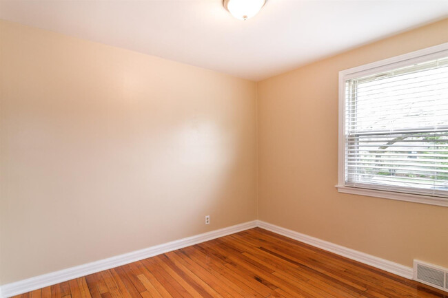 Building Photo - 2263 Parkwood Ave