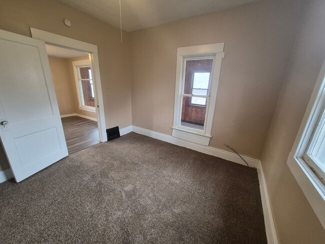 Building Photo - Two Bedroom, One Bathroom Home with Washer/Dryer!