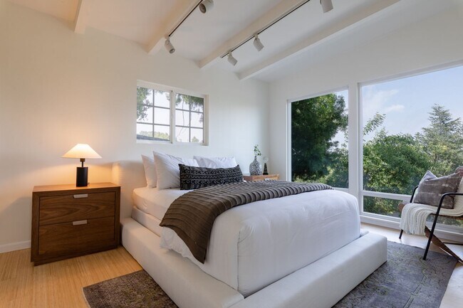 Building Photo - Beautiful Hollywood Hills Home For Lease!