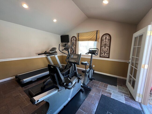 Building Photo - Cozy 1bed 1 bath with in-unit Washer and D...