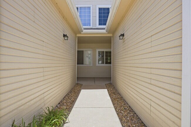 Building Photo - $2,735.95 - 3 Bed, 2.5 Bath Townhome in Aurora with In Unit Laundry!