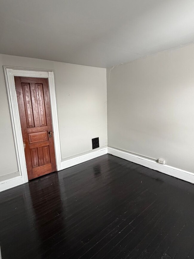 Building Photo - 5 Bedroom Pet Friendly House in Lancaster!