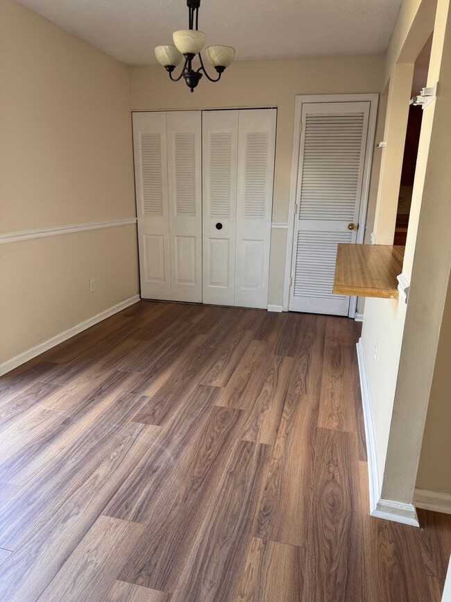 Building Photo - 3 Bedroom || 2.5 Bathroom Townhouse