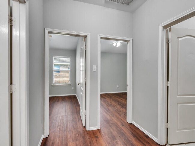 Building Photo - 3417 Cypress Village Dr