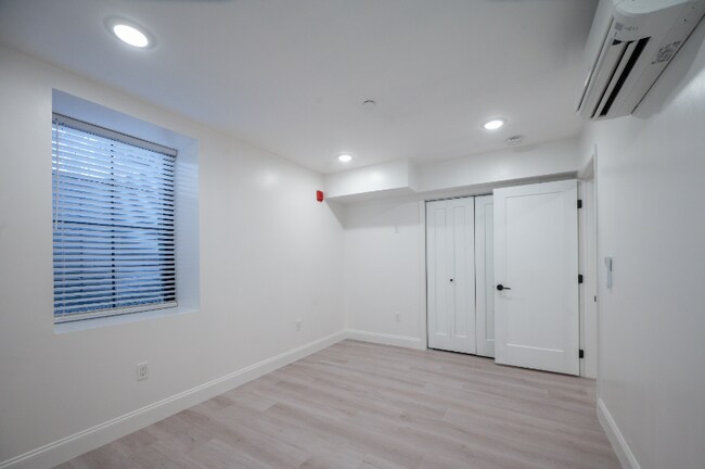 Building Photo - 126 Adelaide Ave