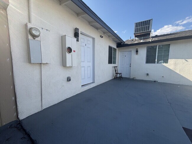 Building Photo - Fully remodeled and spacious 2 bed/2 bath with a den available- Las Vegas